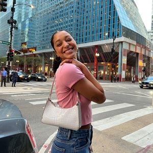 Meet your Posher, Claudia